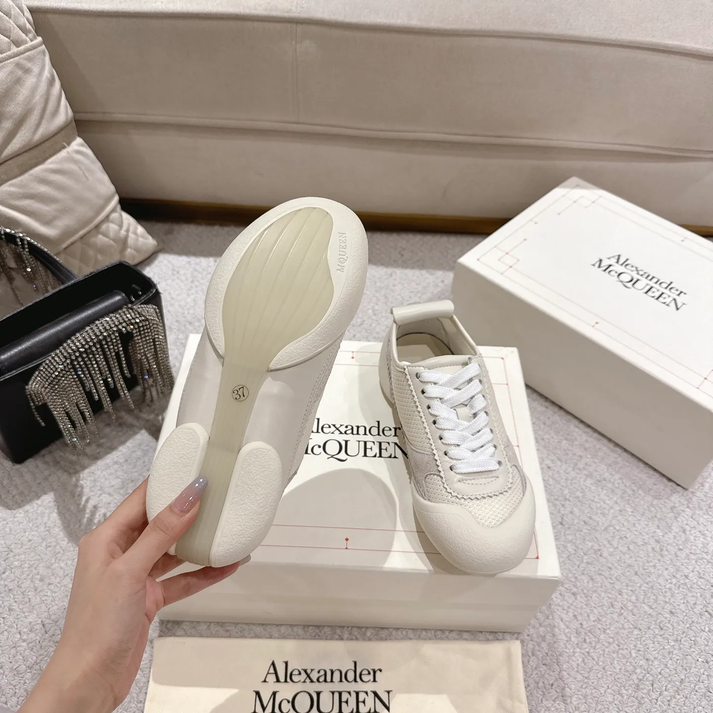 👟👟Ex-factory price 600👟👟 Men's size +10 2025 McQueen's new AIexanderMcQUEEN✅ The original quality has been certified! The original version is reproduced 1:1, and the latest lace-up casual shoes are released simultaneously. • McQueen logo • Round toe box • Lightweight segmented sole design, made of imported stretch breathable fabric + grained cowhide, soft inner lining and insole, comfortable for walking and not stuffy on the feet. Five colors: black/white·white·off-white·black/brown·yellow Fabric: grained cowhide + stretch fabric + cow suede Insole: imported sheepskin Women’s model: 35–40 (40 for women is not returnable) Men’s model: 39–45 (45 for men is not returnable)